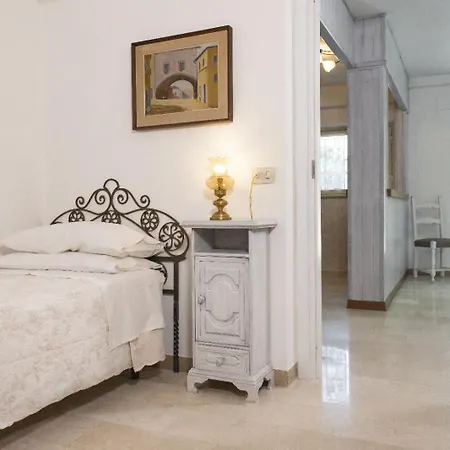 Con Parcheggio E Giardino Apartmán *