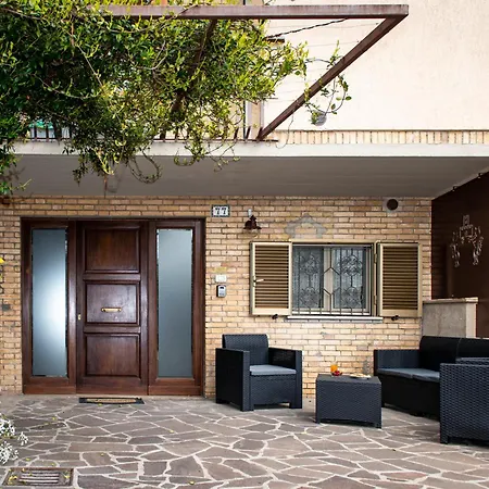 Con Parcheggio E Giardino