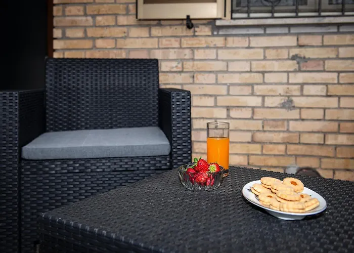 Con Parcheggio E Giardino *