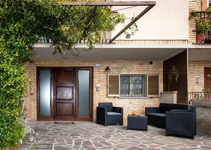 Con Parcheggio E Giardino